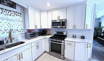 3 Desoto Rd, Amity Harbor, NY 11701