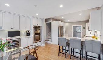 101 County Rd, Barrington, RI 02806