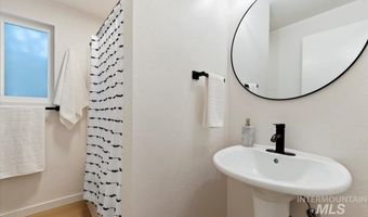 8450 W Canterbury Dr, Boise, ID 83704