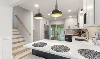 1942 Trail Ridge St, Arlington Heights, IL 60004