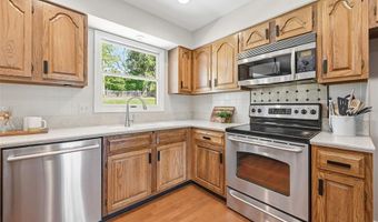 180 Spring Oaks Dr, Ballwin, MO 63011