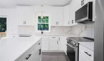 18 Pleasantview Ave, Johnston, RI 02919
