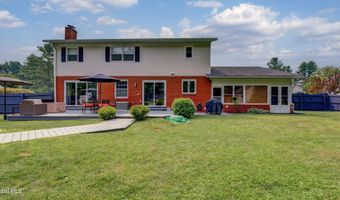 4 Fairway Ct, Albany, NY 12208
