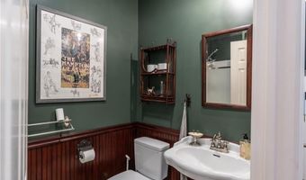 167 Meadow Ln, Middletown, RI 02842