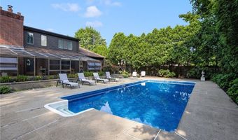 788 Namquid Dr, Warwick, RI 02888