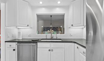 15 Hammersmith Rd #14, Newport, RI 02840