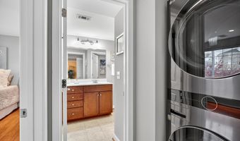 4163 S FOUR MILE RUN Dr 301, Arlington, VA 22204