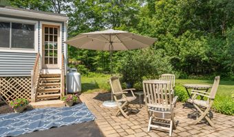 8 Sassafras Ln, Clinton, CT 06413
