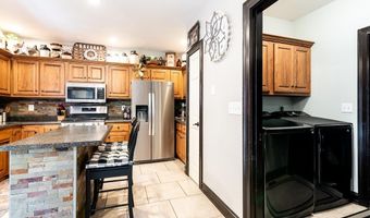 914 Lakeview Dr, Auburn, IN 46706