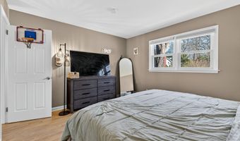 5 Robin Ln, Clinton, CT 06413