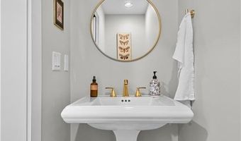 906 Convair St, Bentonville, AR 72712