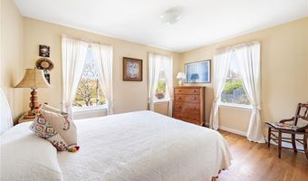 124 Houston Ave, Narragansett, RI 02882