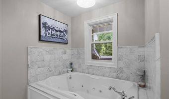 1004 Great Rd, Lincoln, RI 02865