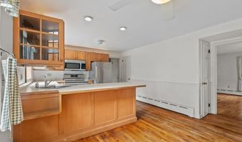 8 North Dr, Middletown, RI 02842