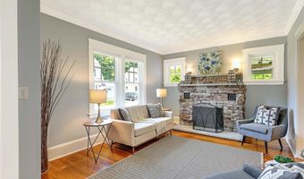 4 Harlem St, East Providence, RI 02916