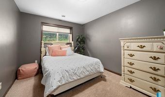 212 N Fairway Dr, Brandon, SD 57005