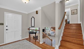 8024 GARLOT Dr, Annandale, VA 22003