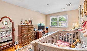 2 Violet Ct, Bergenfield, NJ 07621