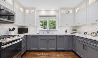 80 Douglas Dr, North Kingstown, RI 02874