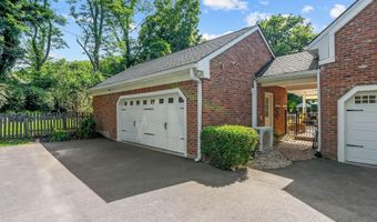 11806 E Arbor Dr, Anchorage, KY 40223