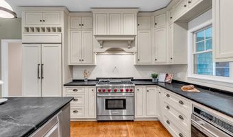 10 Greenwood Pl, Middletown, NJ 07748