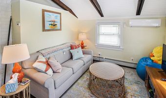28 W Narragansett Ave, Newport, RI 02840
