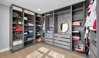 24 W Berkley Dr, Arlington Heights, IL 60004