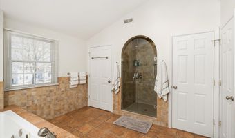 4 Twain Dr, Allentown, NJ 08501