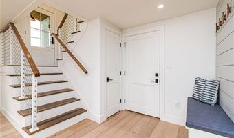 8 Kerins Ter, Newport, RI 02840