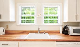 26 Knoll Crest Ln, Bennington, VT 05201