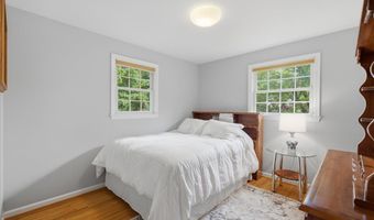 8906 TRANSUE Dr, Bethesda, MD 20817