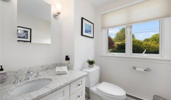 8 SCHOOL HOUSE Rd, Narragansett, RI 02882