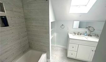 693 Thames St 2, Newport, RI 02840
