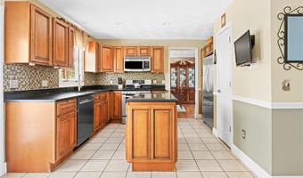 22 Aumond St, Cranston, RI 02905
