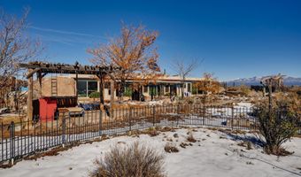 18 Outlander Dr, Carson, NM 87517