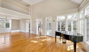 9 Ocean Lawn Ln, Newport, RI 02840