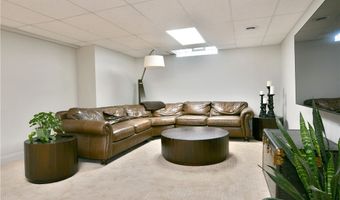 460 Club Dr, Aurora, OH 44202