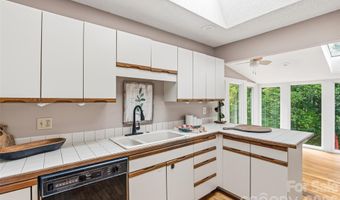 16 Canterbury Dr, Arden, NC 28704