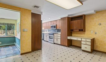 8 Greenwood Pl, Middletown, NJ 07748