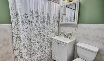 1 Somerset Rd W, Amityville, NY 11701