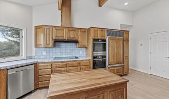 465 Strawberry Hill Ln, Jacksonville, OR 97530