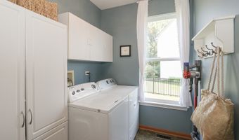 8 Hithergreen Ct, Algonquin, IL 60102