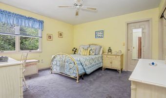 11 Tanglewood Dr, Danbury, CT 06811
