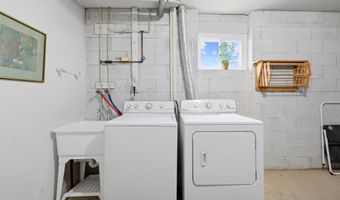 8350 GLASTONBURY Ct, Annandale, VA 22003