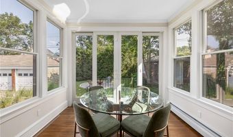 26 Narragansett Ave, Newport, RI 02840