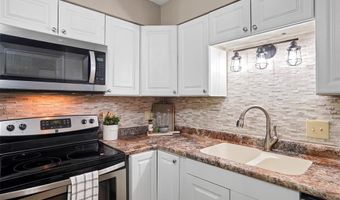 712 Woodside Trails Dr 102, Ballwin, MO 63021