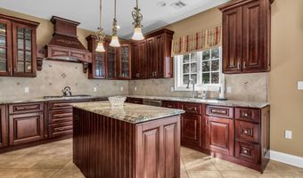 12 White Oak Ln 112, Aberdeen, NJ 07747
