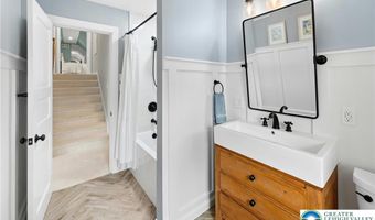2458 Riverbend Rd, Allentown, PA 18103