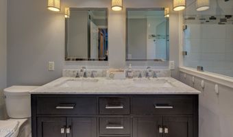 4 Fairway Ct, Albany, NY 12208