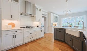 2 Bluemead Farm Ln, Barrington, RI 02806